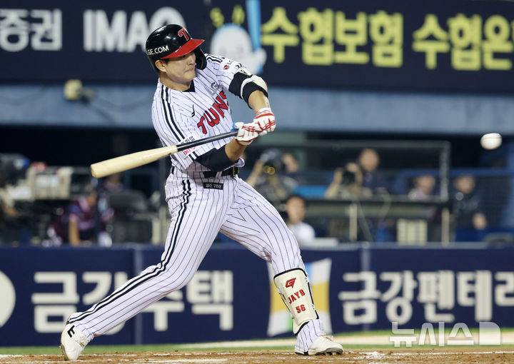 [서울=뉴시스] 이영환 기자 = 28일 오후 서울 송파구 잠실야구장에서 열린 2026 KBO리그 LG 트윈스와 키움 히어로즈의 경기, 7회말 1사 1,2루에서 LG 문정빈이 1타점 안타를 날리고 있다. 2026.07.28. 20hwan@newsis.com