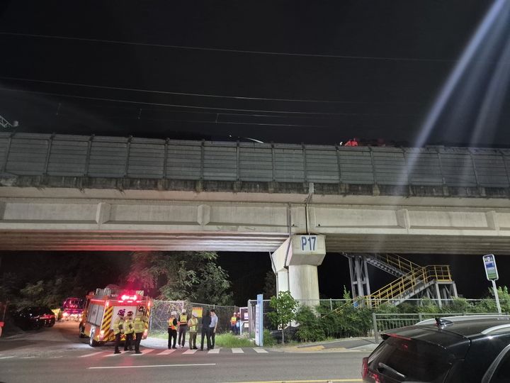 [순천=뉴시스] 28일 오후 9시2분께 전남광주 순천시 조곡동 순천역 선로에서 용산행 KTX가 멈춰서 당국이 조치에 나서고 있다. (사진 = 전남광주소방본부 제공) 2026.07.29. photo@newsis.com *재판매 및 DB 금지