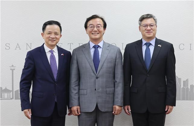 [부산=뉴시스] 부산시는 지난 28일 전재수 부산시장이 다이빙 주한 중국 대사를 만나 경제·통상, 해양, 관광 등 다양한 분야의 교류·협력 확대 방안을 논의했다고 29일 밝혔다. (사진=부산시 제공) 2026.07.29. photo@newsis.com *재판매 및 DB 금지