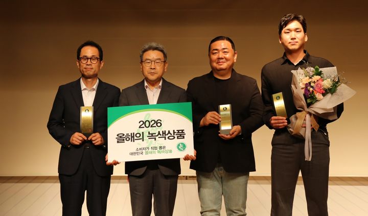 [서울=뉴시스] 28일 에이치와이 본사 진행된 '2026 올해의 녹색상품' 행사에서 박근서 애경산업 제품안전센터 센터장(왼쪽 두 번째)이 주요 관계자와 기념촬영을 하고 있다. (사진=애경산업 제공) 2026.07.29. photo@newsis.com *재판매 및 DB 금지