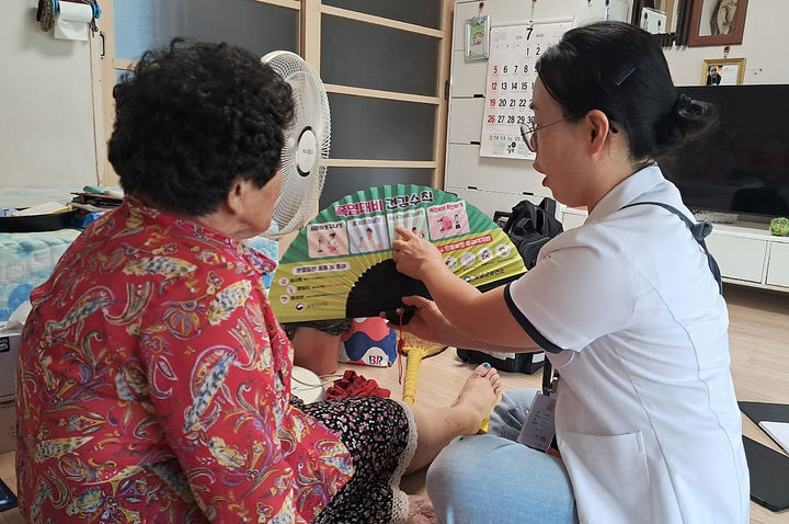 [창녕=뉴시스] 방문간호사가 어르신에게 폭염대비 예방 물품을 전달하고 있다. (사진= 창녕군 제공) 2026.07.29. photo@newsis.com *재판매 및 DB 금지