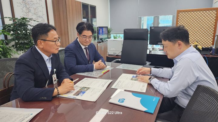 [상주=뉴시스] 안재민(왼쪽 위) 시장이 정부세종청사를 찾아 주요 사업을 설명하고 있다. (사진=상주시 제공) 2026.07.29 photo@newsis.com *재판매 및 DB 금지