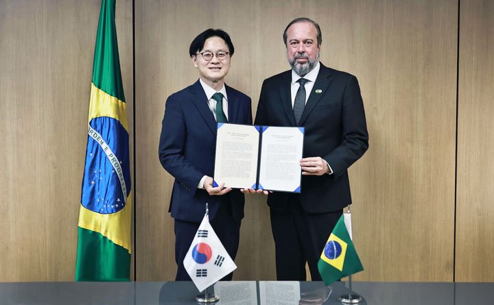 [세종=뉴시스]김정관 산업부 장관이 브라질 광업에너지부 장관과 면담 후 한-브라질 핵심 및 전략광물 공동선언문을 발표했다.(사진= 산업부 제공) *재판매 및 DB 금지