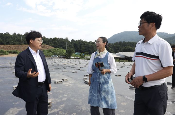 [울산=뉴시스] 조용식 울산시교육감이 29일 울산 울주군 두서면 내와어울림학생수련장 인근 불법 폐기물 매립지 확인 현장을 방문해 실태를 점검하고 있다. (사진=울산시교육청 제공) 2026.07.29.photo@newsis.com *재판매 및 DB 금지
