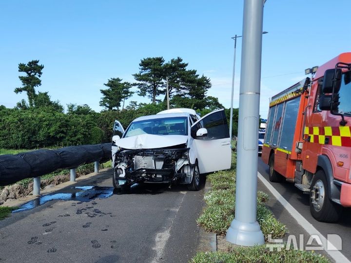 [제주=뉴시스] 28일 오후 제주시 구좌읍 한 도로에서 차량이 가로등을 충격하는 사고가 발생해 소방당국이 구조에 나서고 있다. 2026.07.29. photo@newsis.com