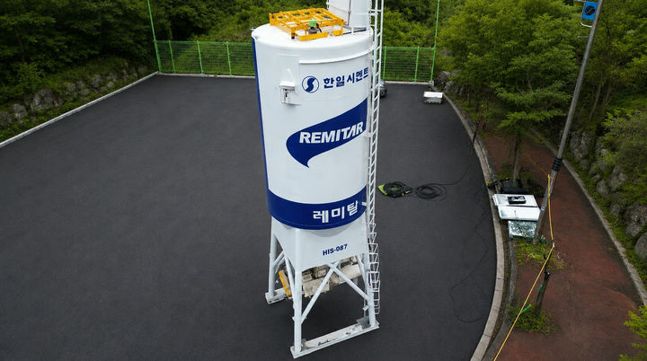 [서울=뉴시스] 한일시멘트는 아파트 바닥 공사에 인공지능(AI)을 접목한 'AI 기반 이동식 사일로 장치' 신기술로 특허를 취득했다고 29일 밝혔다. (사진=한일시멘트 제공) 2026.07.29. photo@newsis.com *재판매 및 DB 금지