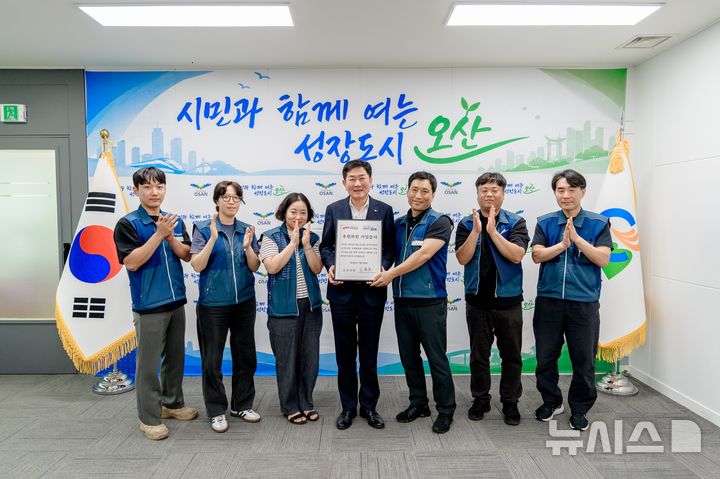 [오산=뉴시스] 조용호 시장이 공무원 노조 관계자들과 간단회를 갖은 뒤 기념사진을 찍고 있다. (사진=오산시 제공) 2026.07.29.photo@newsis.com 