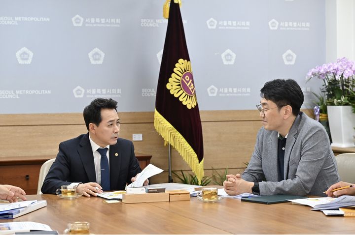 [서울=뉴시스] 임만균 서울시의회 의장이 28일 관악문화플라자 복합화 사업 관계 부서와 추진 상황을 점검하고 있다. (사진=서울시의회 제공) 2026.07.29. photo@newsis.com *재판매 및 DB 금지