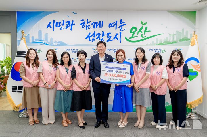 [오산=뉴시스] 조용호 시정이 이룸봉사단 회원들과 기념사진을 찍고 있다. (사진=오산시 제공) 2026.07.29.photo@newsis.com 