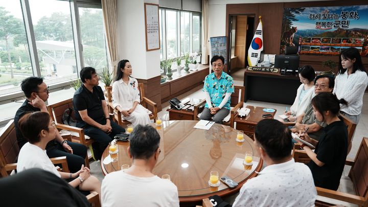 [봉화=뉴시스] 베트남 호찌민시 문화예술계 대표단이 봉화군청을 방문해 최기영 군수와 대화하고 있다. (사진=봉화군 제공) 2026.07.29. photo@newsis.com *재판매 및 DB 금지