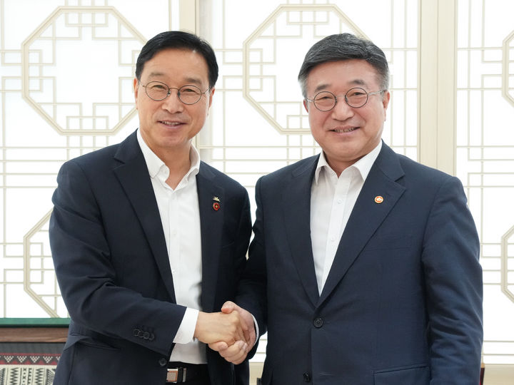 [제주=뉴시스= 위성곤(왼쪽) 제주지사와 윤호중 행정안전부 장관이 29일 오전 정부서울청사에서 면담한 뒤 기념 촬영을 하고 있다. (사진=제주도 제공) 2026.07.29. photo@newsis.com *재판매 및 DB 금지