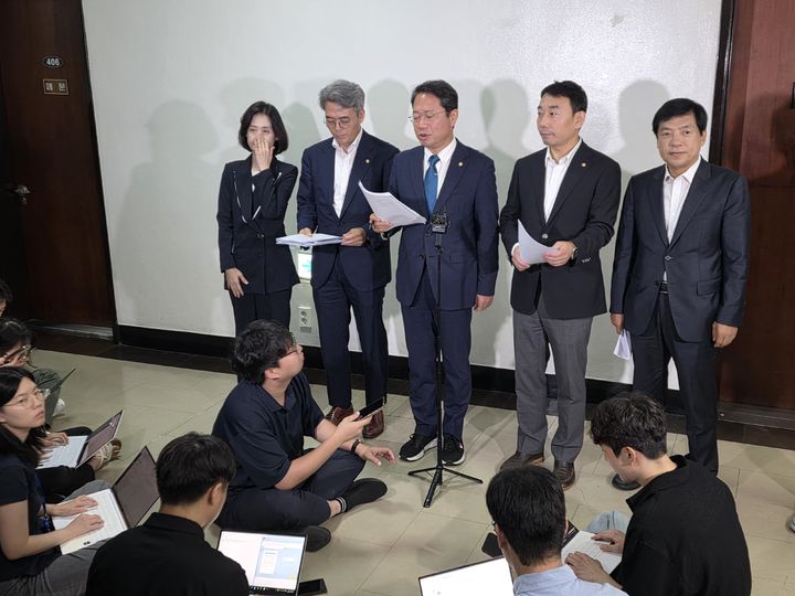 [서울=뉴시스]국회 법제사법위원회 소속 범여권 의원들은 29일 오전 국회에서 '형사소송법 관련 국민의힘 기자회견에 대한 입장 발표' 기자회견을 진행했다. (사진=김승원 의원실 제공) 2026.07.29. photo@newsis.com *재판매 및 DB 금지