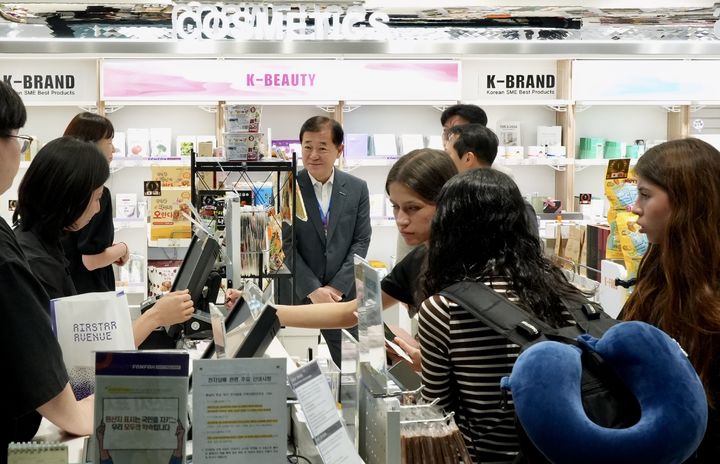 [서울=뉴시스] 29일 한국중소벤처기업유통원 이태식 대표이사가 인천공항 2터미널 판판면세점을 방문, 점검하고 있다. (사진=한국중소벤처기업유통원 제공) 2026.7.29. photo@newsis.com *재판매 및 DB 금지