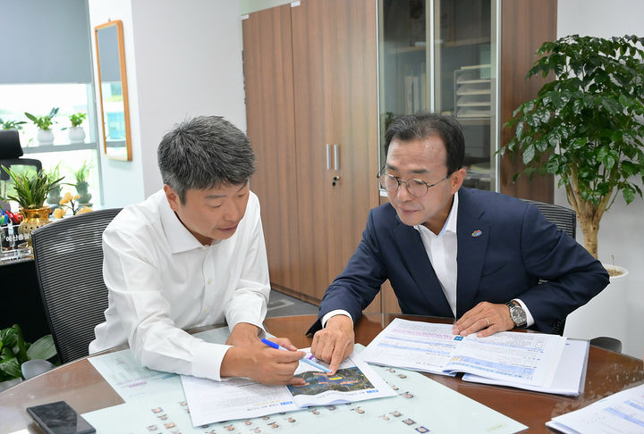 [여수=뉴시스] 서영학(오른쪽) 여수시장이 정부부처를 방문해 내년 필요 국비 등을 설명하고 있다. (사진=여수시 제공) 2026.07.29. photo@newsis.com *재판매 및 DB 금지
