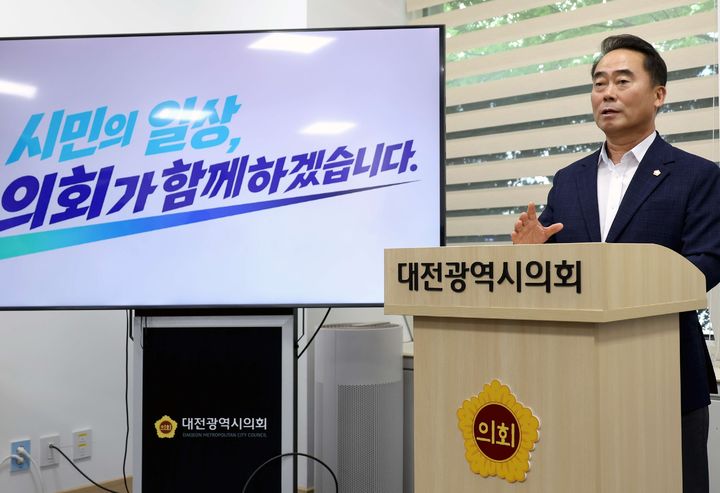 [대전=뉴시스] 조명휘 기자 = 조성칠 대전시의회 의장이 29일 시의회 기자실에서 새 의정구호를 소개하고 있다. (사진= 대전시의회 제공) *재판매 및 DB 금지