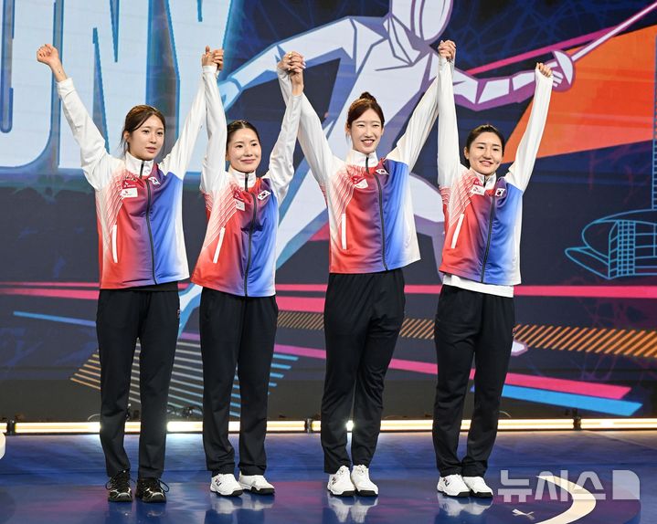 [서울=뉴시스]한국 펜싱 여자 에페, 세계선수권대회 단체전 동메달. (사진=대한펜싱협회 제공)