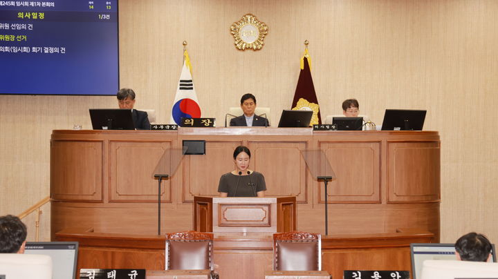 [통영=뉴시스] 신정철 기자= 통영시의회는 지난 28일 제245회 임시회를 개회, 의회운영위원회 위원 구성 및 위원장 선출을 완료했다. 사진은 의회운영위원장에 선출된 2선의 김희자 의원(국민의힘)의 의정활동 모습.(사진=통영시의회 제공).2026.07.29. photo@newsis.com *재판매 및 DB 금지