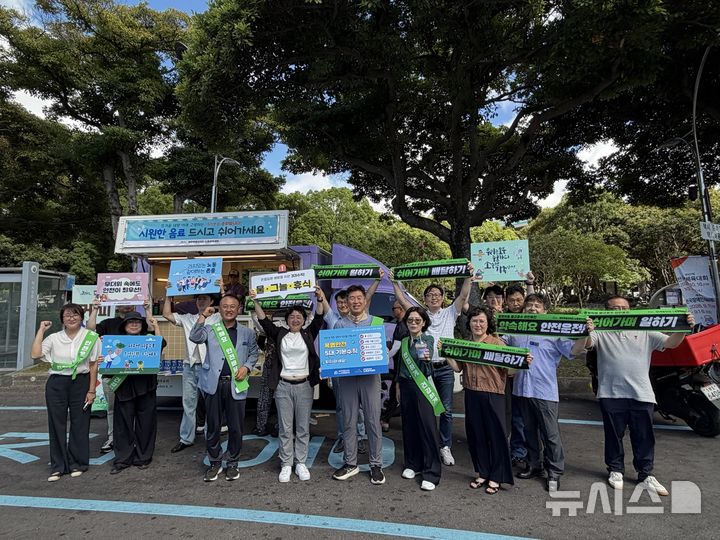 [제주=뉴시스] 제주도와 제주도 노동권익센터는 28일 제주도청 사거리에서 이동노동자 온열질환·안전사고 예방 캠페인을 펼치고 있다. (사진=제주도 제공) 2026.07.28. photo@newsis.com 