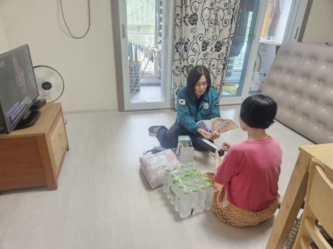 [밀양=뉴시스] 정경자 교동장이 폭염 취약계층 가정을 방문해 여름나기 물품을 전달하고 건강상태와 생활 불편 사항을 살피고 있다. (사진=밀양시 제공) 2026.07.29. photo@newsis.com *재판매 및 DB 금지