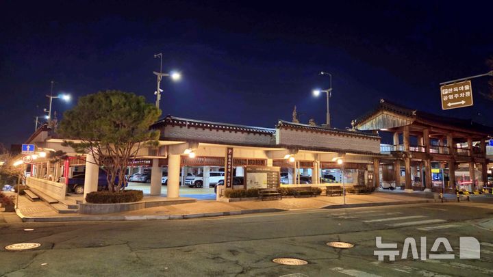 [전주=뉴시스]윤난슬 기자 = 전북 전주시설공단은 한옥마을 건물식 주차장(한옥마을2 부설주차장)의 시설 개선 공사를 마치고 운영에 들어갔다고 29일 밝혔다. (사진=전주시설공단 제공) photo@newsis.com 