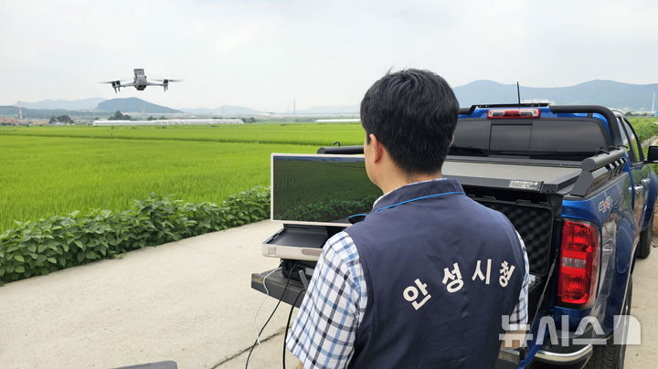[안성=뉴시스] 드론을 이용해 논경지 예찰활동을 벌이고 있는 모습. (사진=안성시 제공) 2026.07.29. photo@newsis.com 