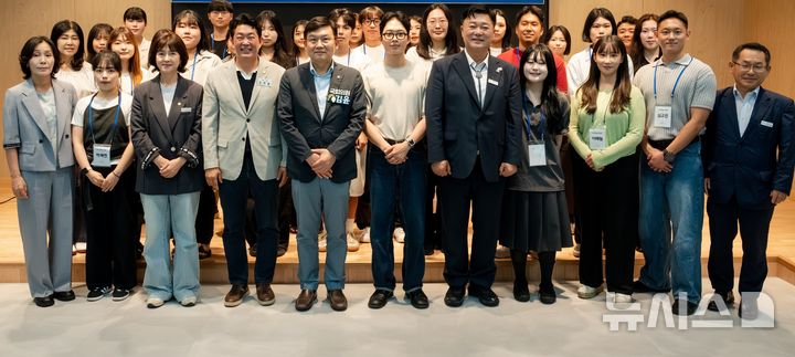 [이천=뉴시스] 이천청년축제기획단이 출범식을 가진 후 기념촬영을 하고 있다 (사진=이천시 제공) 2026.07.29.photo@newsis.com