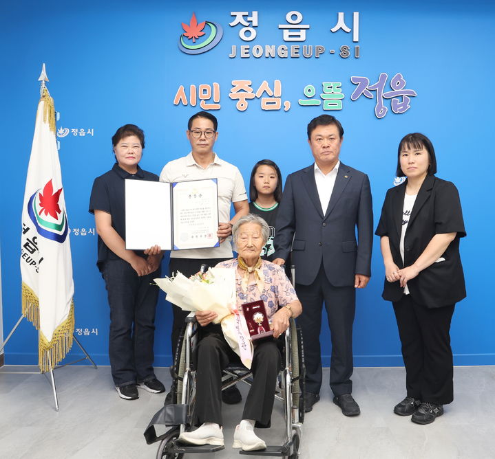[정읍=뉴시스] 지난 28일 정읍시가 한국전쟁의 휴전 73년만에 유공자 故김민영 상병에게 화랑무공훈장을 전수했다. 미망인 이경자 여사(앞)를 비롯한 유가족들이 이학수 시장(왼쪽 네번째)과 기념사진을 찍고 있다. *재판매 및 DB 금지