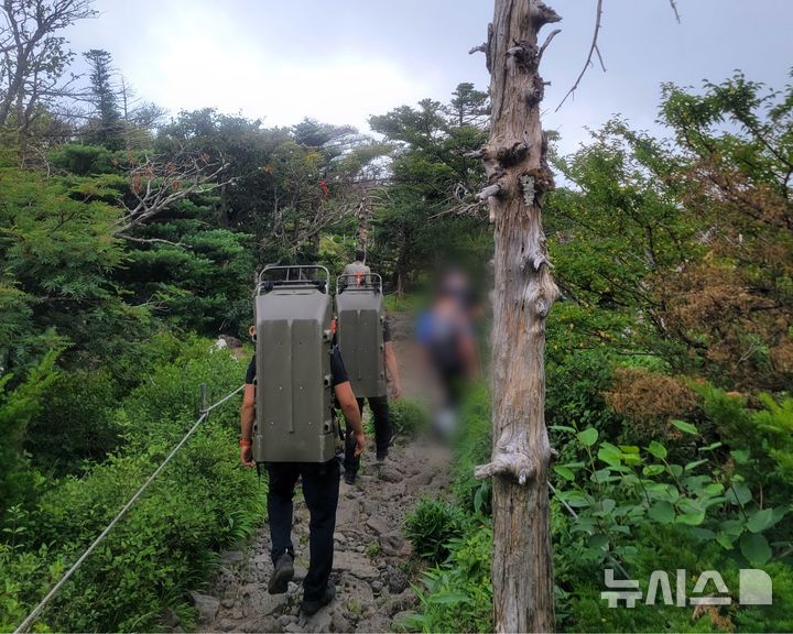 [제주=뉴시스] 28일 오후 제주 한라산에서 호흡곤란 등을 호소한 등산객이 소방당국에 의해 이송되고 있다. (사진=제주소방안전본부 제공) 2026.07.29. photo@newsis.com