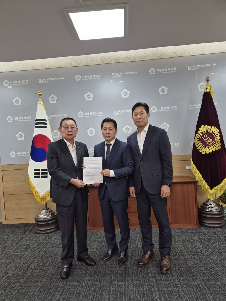 [서울=뉴시스] 왼쪽부터 박점곤 서울시버스노조위원장, 임만균서울시의회의장, 유주동 서울시의회의원. (사진=서울시버스노조 제공) 2026.07.29. photo@newsis.com *재판매 및 DB 금지