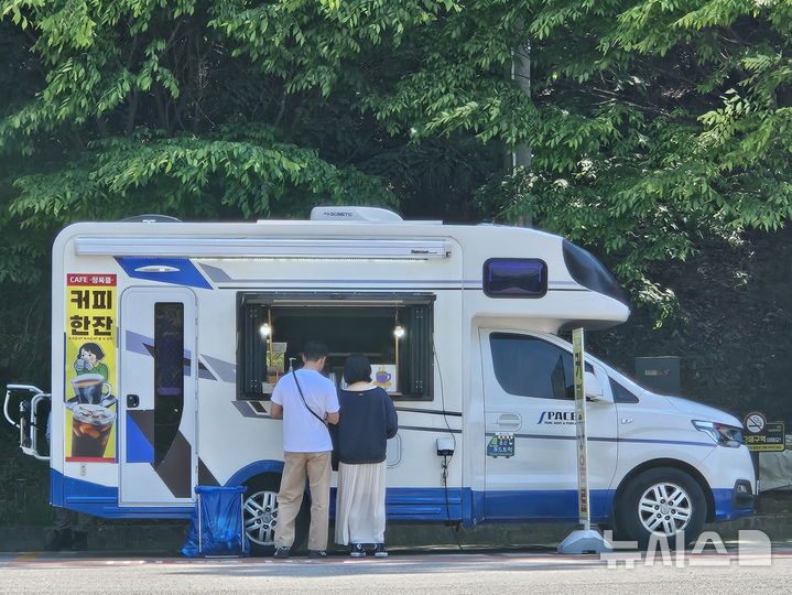 [안성=뉴시스] 경기 안성 금광호수에서 영업중인 푸드트럭. (사진=안성시 제공) 2026.07.29. .photo@newsis.com 