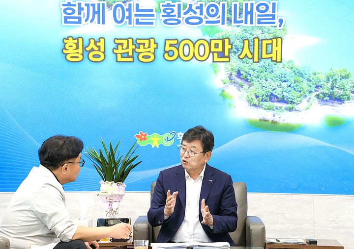 [횡성=뉴시스] 이덕화 기자 = 30일 취임 한 달을 맞은 장신상 횡성군수가 뉴시스와의 인터뷰에서 지역경제 활성화와 인구감소 대응을 위한 민선9기 핵심 전략인 '관광객 500만 시대' 추진 등 향후 4년 간 횡성의 청사진을 제시하고 있다. 2026.07.30. wonder8768@newsis.com *재판매 및 DB 금지