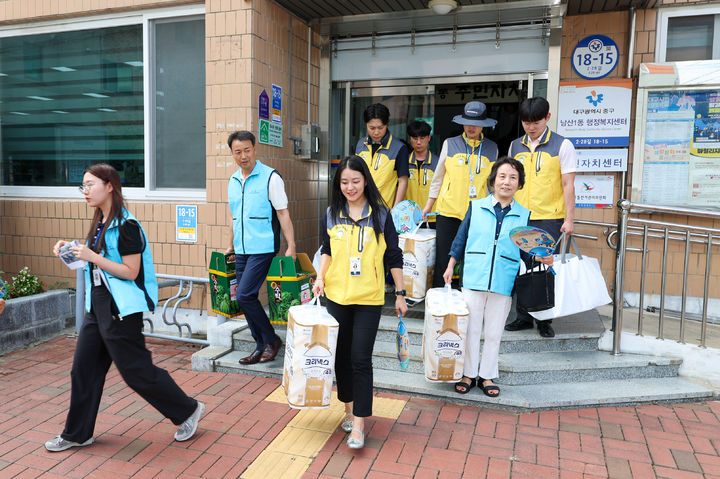 [대구=뉴시스] KMI한국의학연구소 대구검진센터는 중구 남산1동 저소득 취약계층 20세대에 300만원 상당의 여름나기 물품을 기탁했다. (사진=대구 중구 제공) 2026.07.29. photo@newsis.com *재판매 및 DB 금지