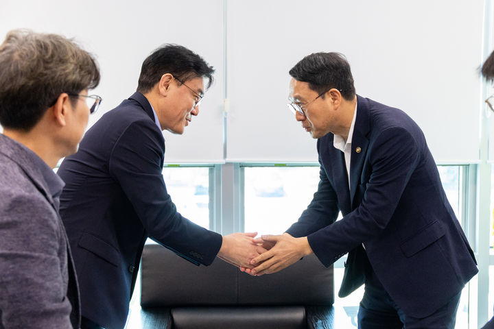 [군산=뉴시스]=김재준 군산시장(가운데)이 29일 문성요 새만금개발청장과 악수를 나누고 있다.(사진=군산시 제공) photo@newsis.com *재판매 및 DB 금지
