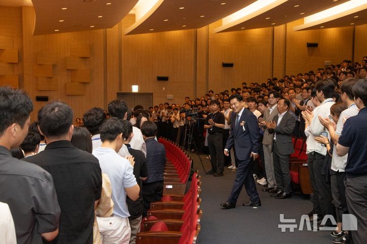 [세종=뉴시스]홍의락 신임 사장이 29일 한국가스공사 제19대 사장으로 취임했다. 홍 사장의 임기는 2026년 7월29일부터 2029년 7월28일까지 3년이다.(사진=가스공사 제공)