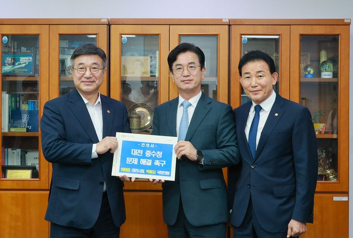 [대전=뉴시스]허태정 대전시장이 29일 윤호중 행정안전부 장관과 면담 후 기념사진을 찍고 있다. 2026. 07. 29 photo@newsis.com *재판매 및 DB 금지