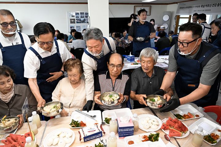 [울산=뉴시스] 현대자동차 노사가 29일 울산 북구 양정경로당에서 'H-지역동행 삼계탕 데이' 행사를 열고 어르신 100여명에게 삼계탕을 대접했다. (사진=현대자동차 제공) 2026.07.29. photo@newsis.com *재판매 및 DB 금지