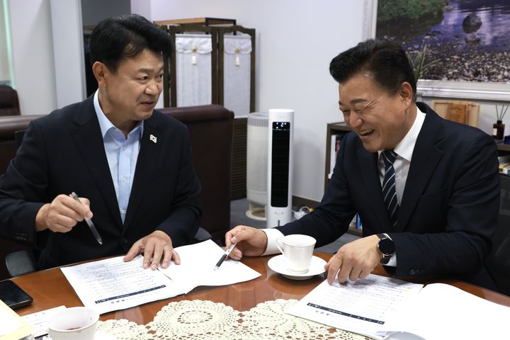 [청주=뉴시스] 신용한 충북지사(오른쪽)가 29일 국회에서 복기왕 국회 국토교통위원회 여당 간사를 만나 충북의 주요 SOC사업을 설명하고 있다. (사진=충북도 제공) 2026.07.29. photo@newsis.com *재판매 및 DB 금지