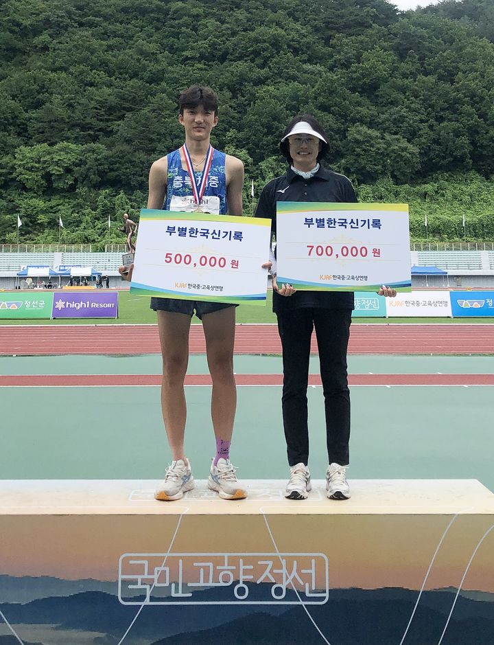충북체육중학교 육상부 곽시헌(왼쪽) 선수가 24회 전국 중고등학교육상경기선수권대회에서 우승한 뒤 기념 촬영을 하고 있다. *재판매 및 DB 금지