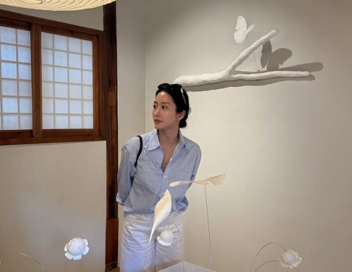 [서울=뉴시스] 배우 전혜빈이 중복을 맞아 이북식 찜닭을 즐기는 모습을 공개하며 관심을 모으고 있다. (사진=전혜빈 인스타그램 @heavenbin83 캡처)