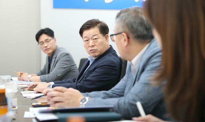 [광명=뉴시스] 박승원 광명시장이 29일 시청 영상회의실에서 열린 '광명시흥 3기 신도시 전문가 자문회의'에 참석해 전문가 의견을 듣고 있다. (사진=광명시 제공) 2026.07.29. photo@newsis.com *재판매 및 DB 금지