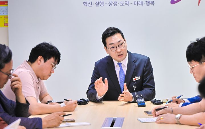 기자간담회하는 이동석 충주시장 *재판매 및 DB 금지