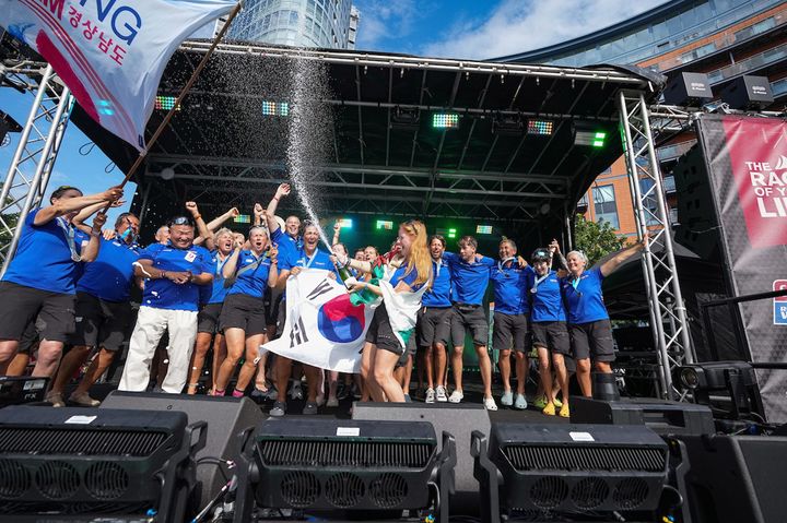 [통영=뉴시스] 신정철 기자= 세계일주 요트대회 ‘클리퍼 레이스’에 참가한 경남 통영호가 11개월 만에 대회 종합 5위로 영국 포츠머스로에 귀환하면서 레이스를 마무리했다. 사진은 지난 25일 대장정을 마치고 영국으로 귀환한 경남 통영호의 승선원 모습.(사진=통영시 제공).2026.07.29. photo@newsis.com *재판매 및 DB 금지