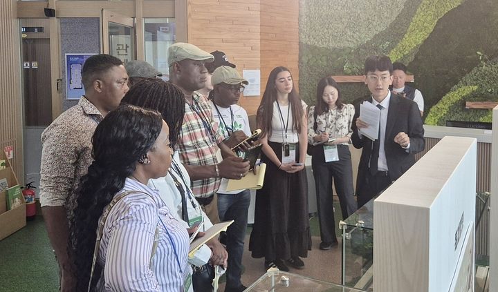 [대전=뉴시스] 29일 가나 산림분야 대표단이 산림청을 방문해 한국의 성공적인 산림녹화 및 디지털 산림관리 정책에 대한 협력방안을 논의한 뒤 숲해설 프로그램에 대한 설명을 듣고 있다.(사진=산림청 제공) *재판매 및 DB 금지