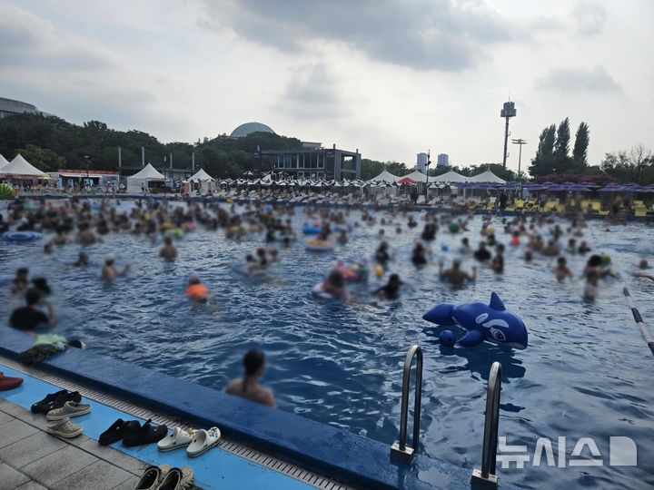 [서울=뉴시스] 강건우·우연지 인턴기자 = 28일 여의도한강공원 수영장에서 시민들이 물놀이를 즐기고 있다. 2026.07.28.