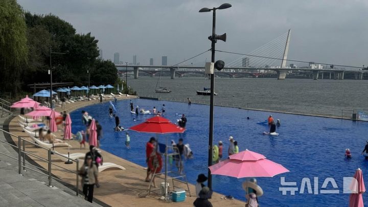 [서울=뉴시스] 우연지 인턴기자= 28일 서울 마포구에 위치한 난지한강공원 물놀이장.2026.07.29.