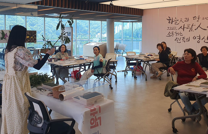 태백산국립공원사무소는 태백시민들과 환삼덩굴, 원추천인국 등 생태계교란 및 외래식물 제거와 이를 활용한 화훼장식 제작 체험 프로그램을 진행하고 있다.(사진=태백산국립공원 제공) *재판매 및 DB 금지