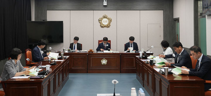 태백시의회는 29일 제294회 임시회 제2차 예산결산특별위원회(위원장 남궁증)를 열고 상하수도사업소 등에 대한 2026년도 제1회 추가경정예산안을 심사하고 있다.(사진=태백시의회 제공) *재판매 및 DB 금지