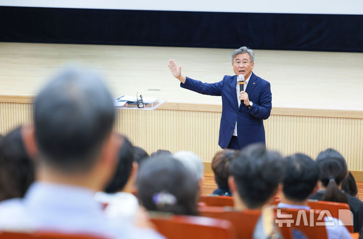 [전주=뉴시스]윤난슬 기자 = 천호성 전북특별자치도교육감은 29일 도교육청에서 유치원 원장과 초·중·고교 교장 등 700여 명이 참석한 가운데 '2026년 교육감·교(원)장 소통 간담회'를 열고 교육 현안과 지원 방안을 논의했다. (사진=전북교육청 제공) photo@newsis.com