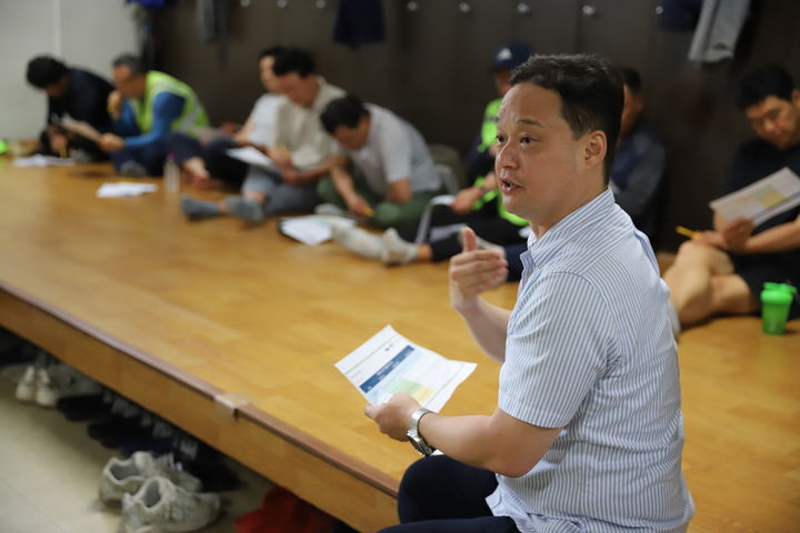 [세종=뉴시스]한국에너지재단이 지난 28일 인천광역시 서해구 대주중공업에서 연세대학교 연구진과 협력해 인천 항만 노동자를 대상으로 '폭염 대응 솔루션 현장 소통회'를 주관하고, 무더위 속 야외 작업 현장에 체온 저감 물품을 지원한다고 29일 밝혔다.(사진= 에너지재단 제공) *재판매 및 DB 금지