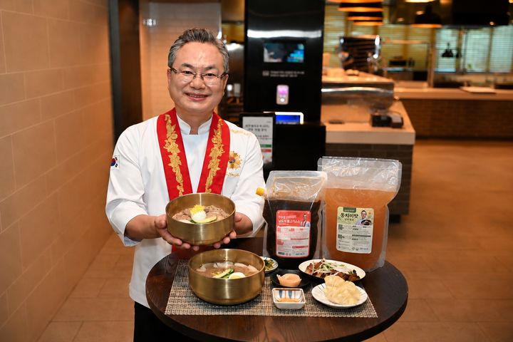 [서울=뉴시스] 삼성웰스토리X안유성 명장 협업 (사진=삼성웰스토리 제공) *재판매 및 DB 금지